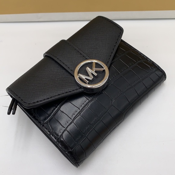 MICHAEL KORS
Carmen Medium Faux Leather Wallet
BLACK COLOR - Picture 3 of 11